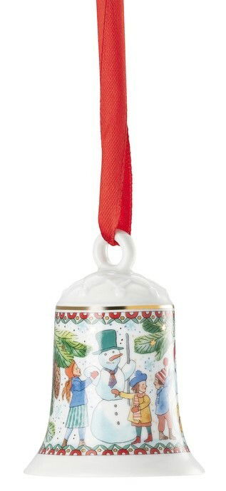 Hutschenreuther Weihnachtsglocke 2025 Porzellanglocke mit rotem Band, verziert mit einem Schneemann und Kindern, seitliche Perspektive