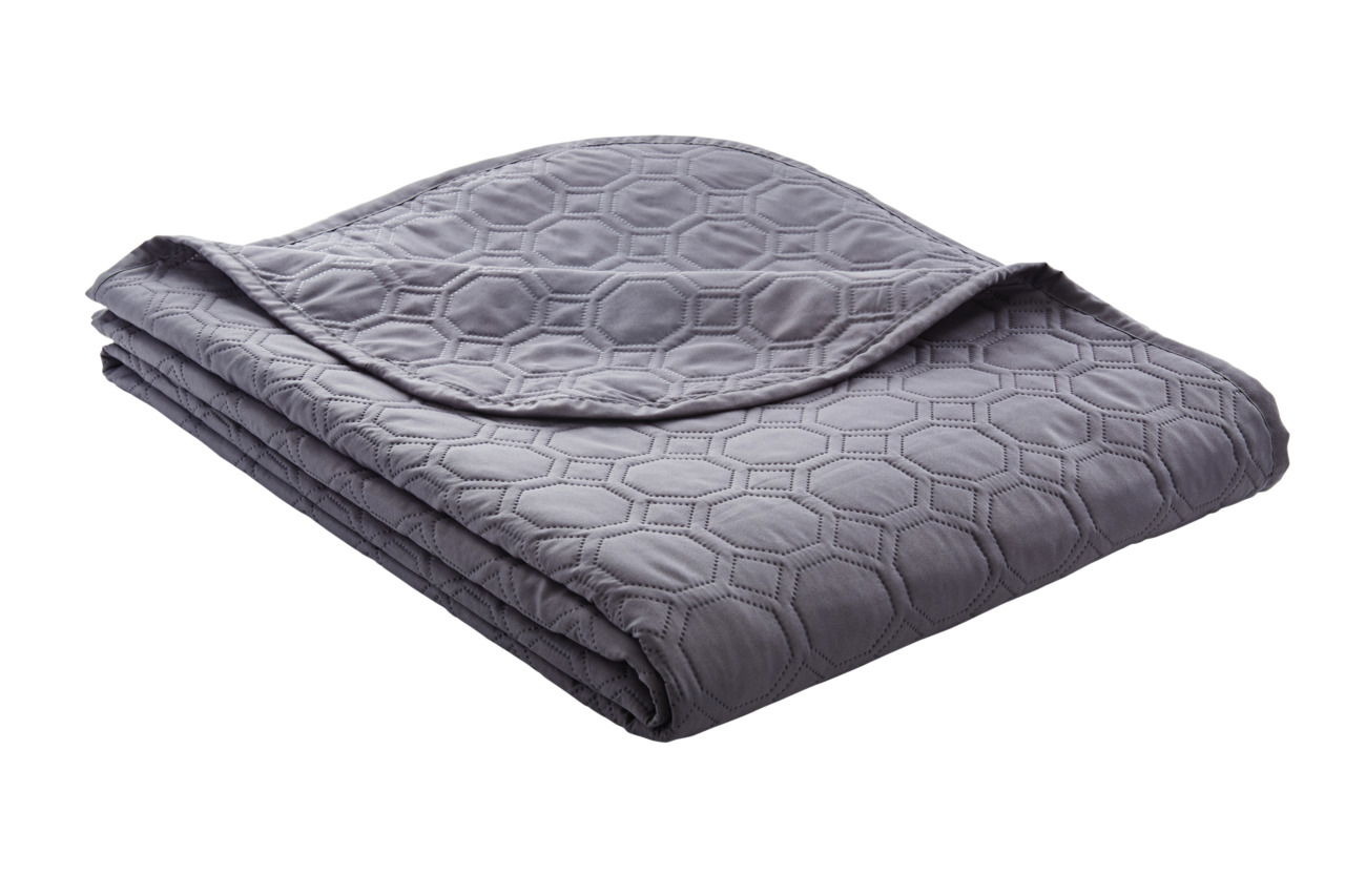 Graue Tagesdecke Nancy 220x250cm mit hexagonalem Muster, seitliche Perspektive