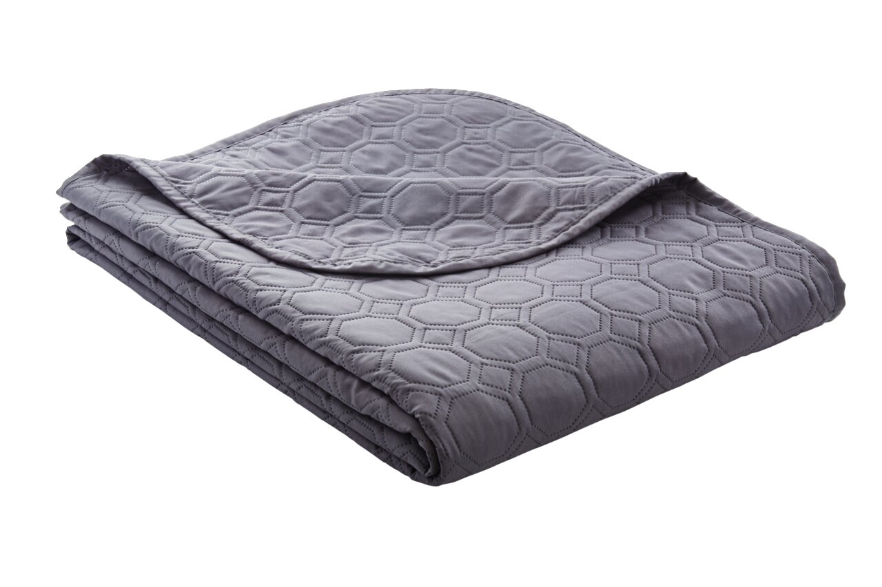 Graue Tagesdecke Nancy 220x250cm mit hexagonalem Muster, seitliche Perspektive