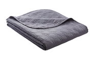 Graue Tagesdecke Nancy 220x250cm mit hexagonalem Muster, seitliche Perspektive