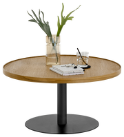 Runder Couchtisch mit Holzplatte und schwarzem Metallfuß, dekoriert mit einer Vase, einem Glas und Büchern, aus seitlicher Perspektive.