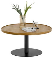 Ronde salontafel met houten blad en zwart metalen onderstel, versierd met een vaas, een glas en boeken, gezien vanuit de zijkant.