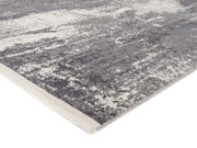 Designer Teppich in Grau- und Cremetönen, Nahaufnahme aus seitlicher Perspektive