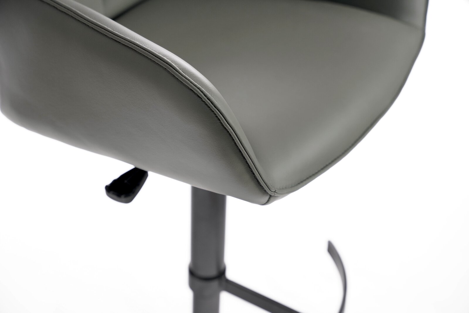 Nahaufnahme eines grauen Barhockersitzes mit verstellbarem Hebel, seitliche Perspektive