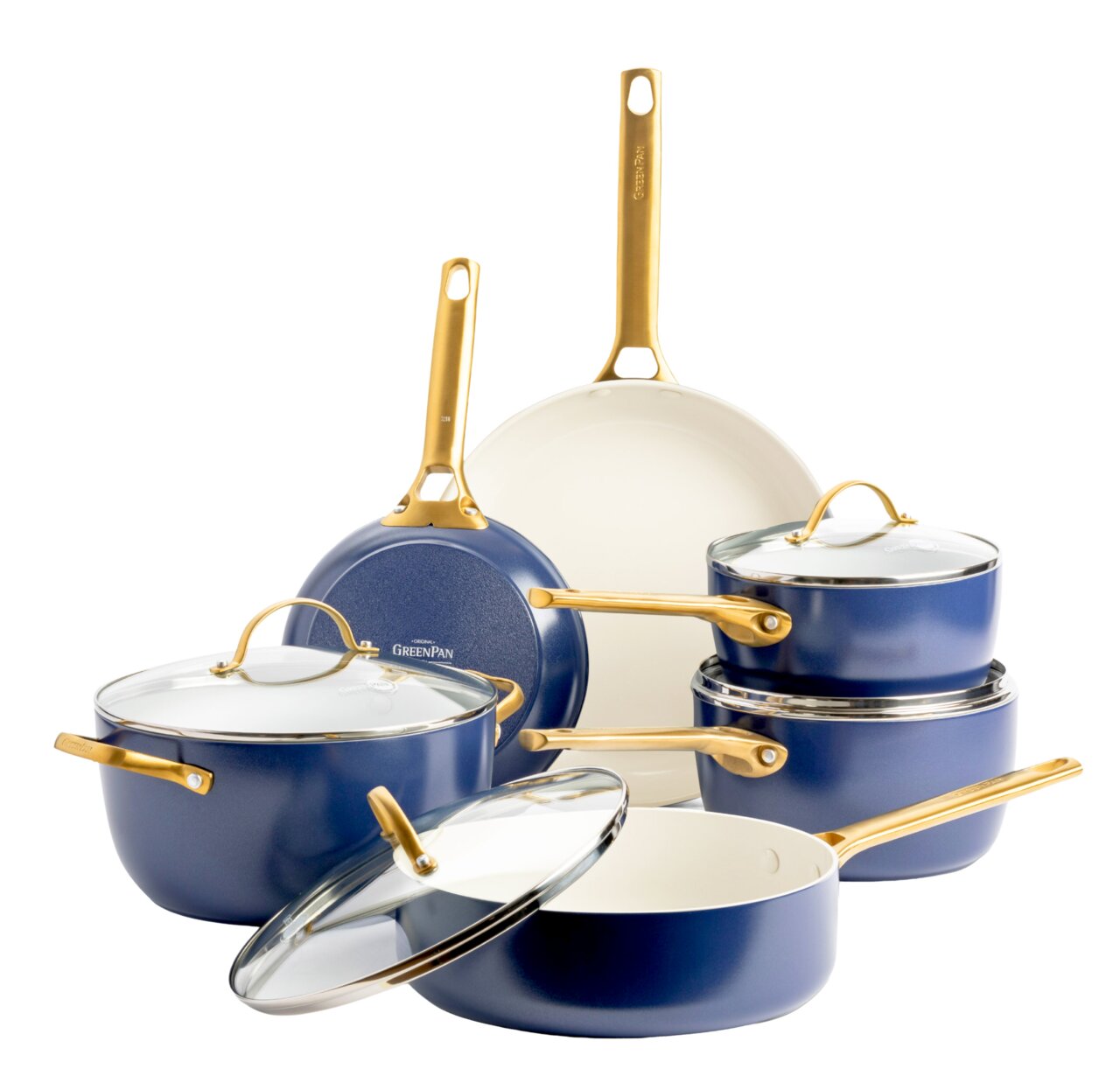 Zesdelige pannenset in blauw met gouden handgrepen, bestaande uit potten en pannen met glazen deksels, gefotografeerd vanuit een vooraanzicht.