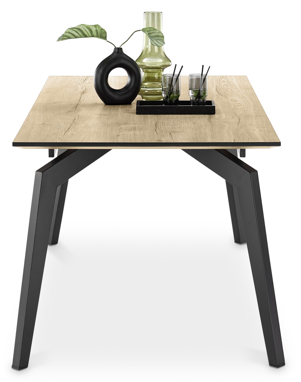 Moderner Esstisch 160x90 cm mit Holzoptik-Tischplatte und schwarzen Metallbeinen, frontal fotografiert. Dekoriert mit einer Vase, einer Flasche und Gläsern.