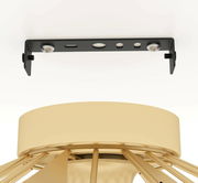 Nahaufnahme der Deckenleuchte CARLTON von unten, mit goldenen Streben und schwarzer Halterung.