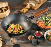 Wokpfanne COUNTRY, 28 cm, mit Holzgriff, gefüllt mit asiatischem Gemüsegericht, von oben fotografiert.