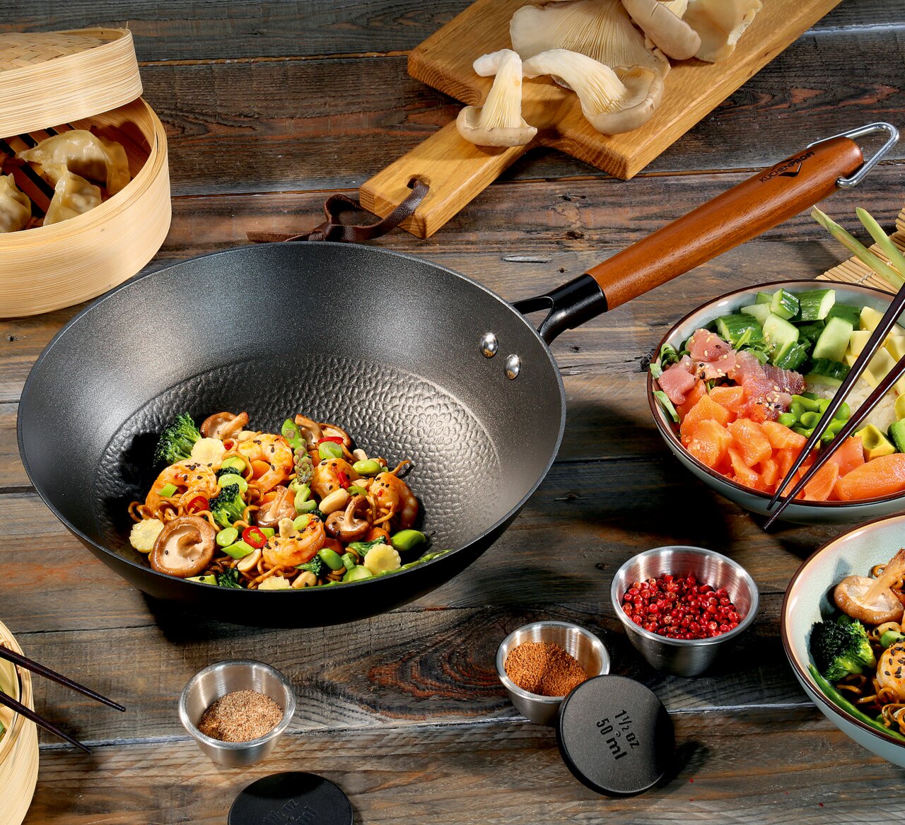 Wokpfanne COUNTRY, 28 cm, mit Holzgriff, gefüllt mit asiatischem Gemüsegericht, von oben fotografiert.
