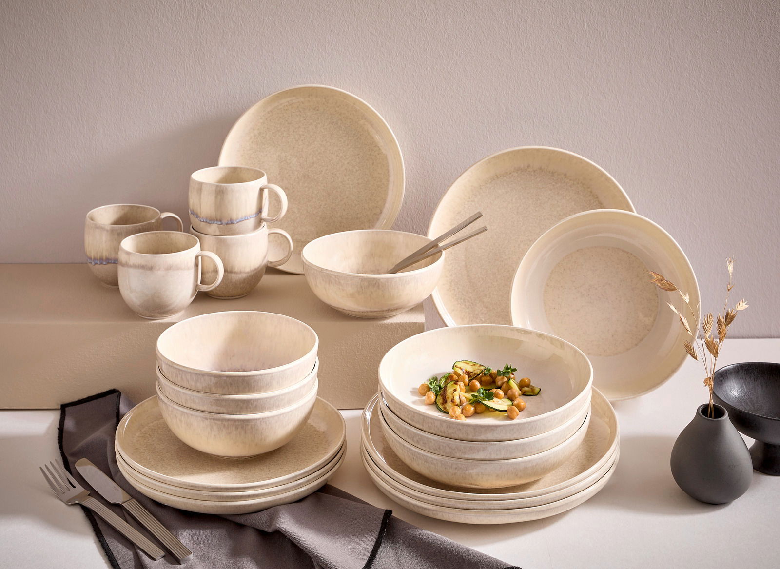 Like by Villeroy & Boch Tafelservice 8-tlg. PERLEMOR SAND Tafelservice 8-tlg. in natürlichem Beige-Ton, bestehend aus Tellern, Schalen und Tassen, aus seitlicher Perspektive fotografiert.