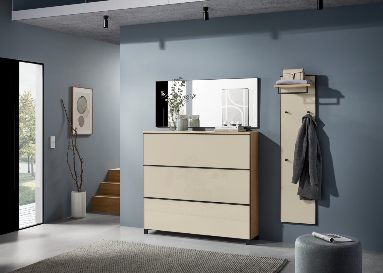 Dieter Knoll Garderoben-Set 3-tlg. ATINA Moderner XL-Schuhschrank in einem stilvollen Eingangsbereich, frontal betrachtet. Der Schrank hat eine glänzende Oberfläche und bietet viel Stauraum. Daneben befindet sich eine Garderobenleiste mit Haken und Ablage.