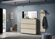 Moderner XL-Schuhschrank in einem stilvollen Eingangsbereich, frontal betrachtet. Der Schrank hat eine glänzende Oberfläche und bietet viel Stauraum. Daneben befindet sich eine Garderobenleiste mit Haken und Ablage.