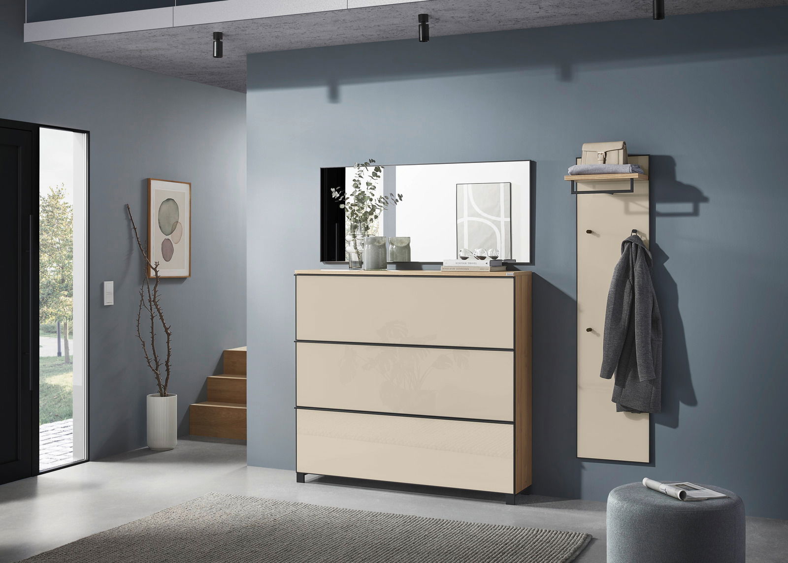 Moderner XL-Schuhschrank in einem stilvollen Eingangsbereich, frontal betrachtet. Der Schrank hat eine glänzende Oberfläche und bietet viel Stauraum. Daneben befindet sich eine Garderobenleiste mit Haken und Ablage.