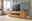 TV-Lowboard aus Holz in einem modernen Wohnzimmer, seitliche Perspektive
