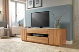 TV-Lowboard aus Holz in einem modernen Wohnzimmer, seitliche Perspektive