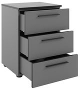 Graue Nachtkommode mit drei offenen Schubladen, seitliche Perspektive