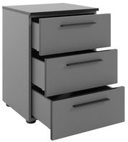 Graue Nachtkommode mit drei offenen Schubladen, seitliche Perspektive