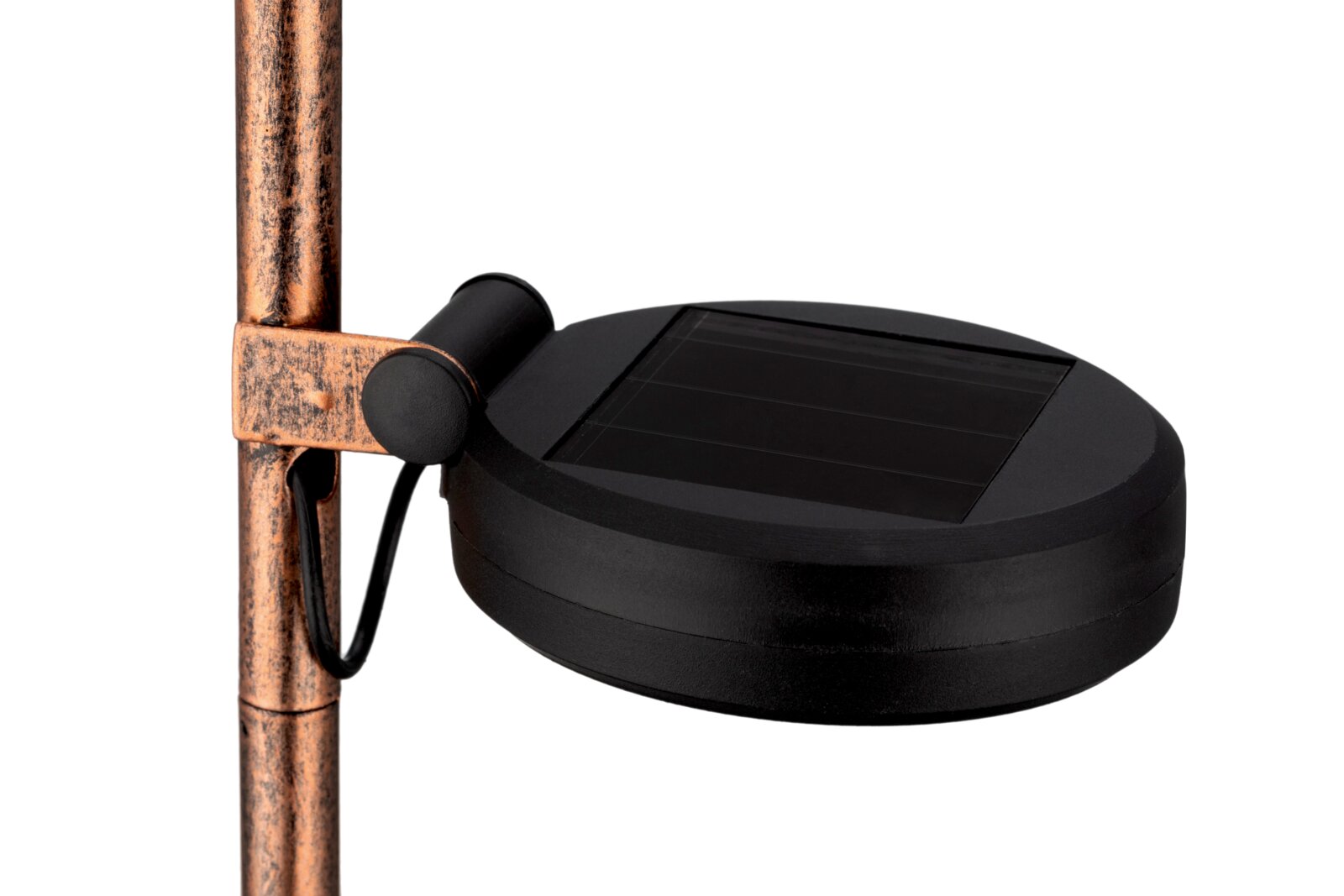 Close-up van een zonne-lamp met een zwart zonnepaneel en een roestkleurige staaf.