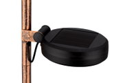 Close-up van een zonne-lamp met een zwart zonnepaneel en een roestkleurige staaf.