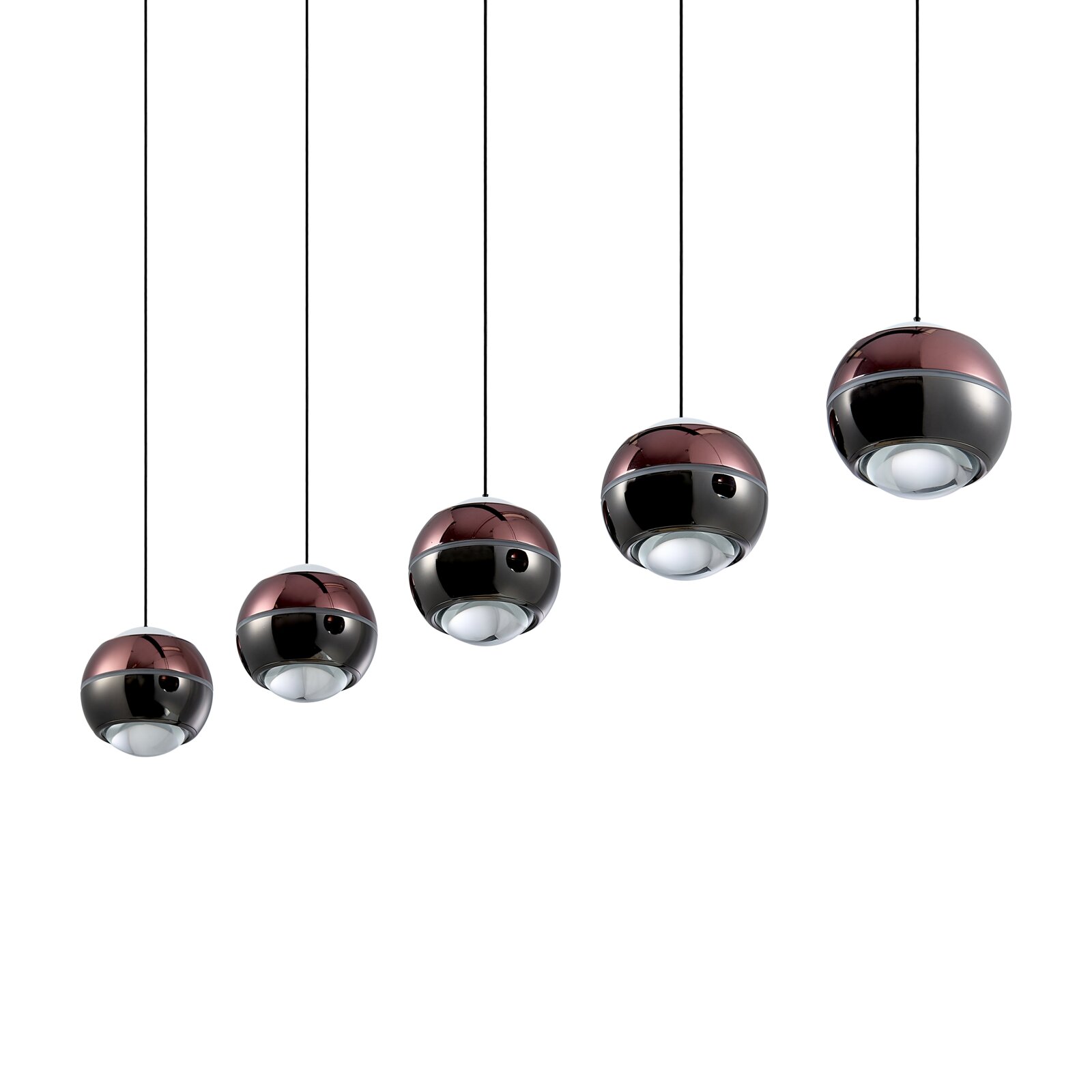 Fünf moderne Kugel-Pendelleuchten in Schwarz und Kupfer mit glänzender Oberfläche, an schwarzen Kabeln vor weißem Hintergrund, Ansicht leicht von unten (Untersicht)