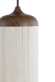 Nahaufnahme einer hängenden Pendelleuchte mit dunkelbrauner Holzoptik-Kappe und cremeweißem, geripptem Schirm, frontal aus leicht seitlicher Perspektive vor weißem Hintergrund