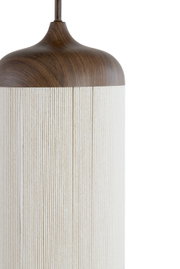 Close-up van een hangende pendellamp met een donkerbruine kap in houtlook en een crèmewitte, geribbelde lampenkap, van voren gezien vanuit een licht zijdelingse hoek tegen een witte achtergrond