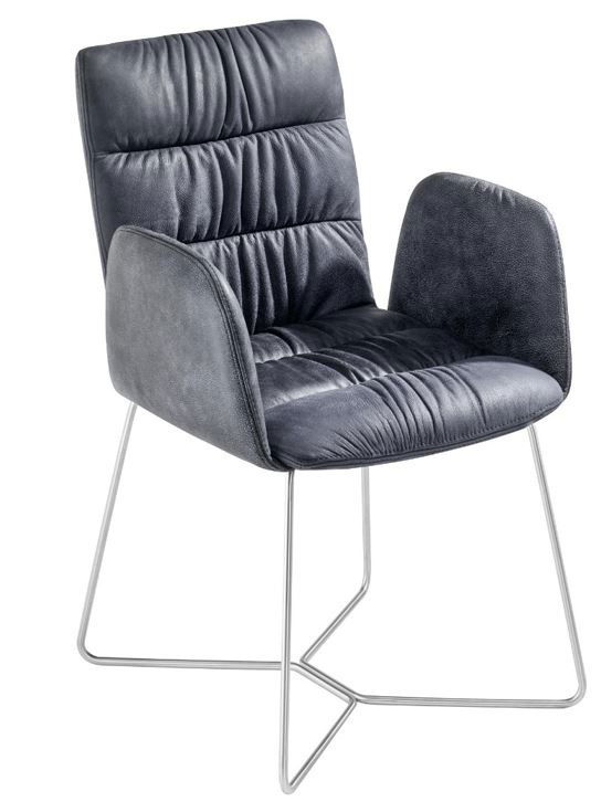 Moderner Sessel mit grauem Stoffbezug und Metallgestell, seitliche Perspektive