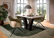 Moderner Esstisch mit V-förmigem Gestell in einem stilvollen Esszimmer, seitliche Perspektive.