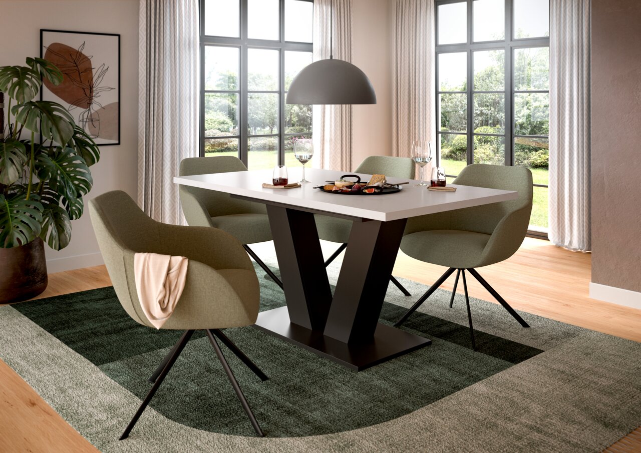 Moderner Esstisch mit V-förmigem Gestell in einem stilvollen Esszimmer, seitliche Perspektive.