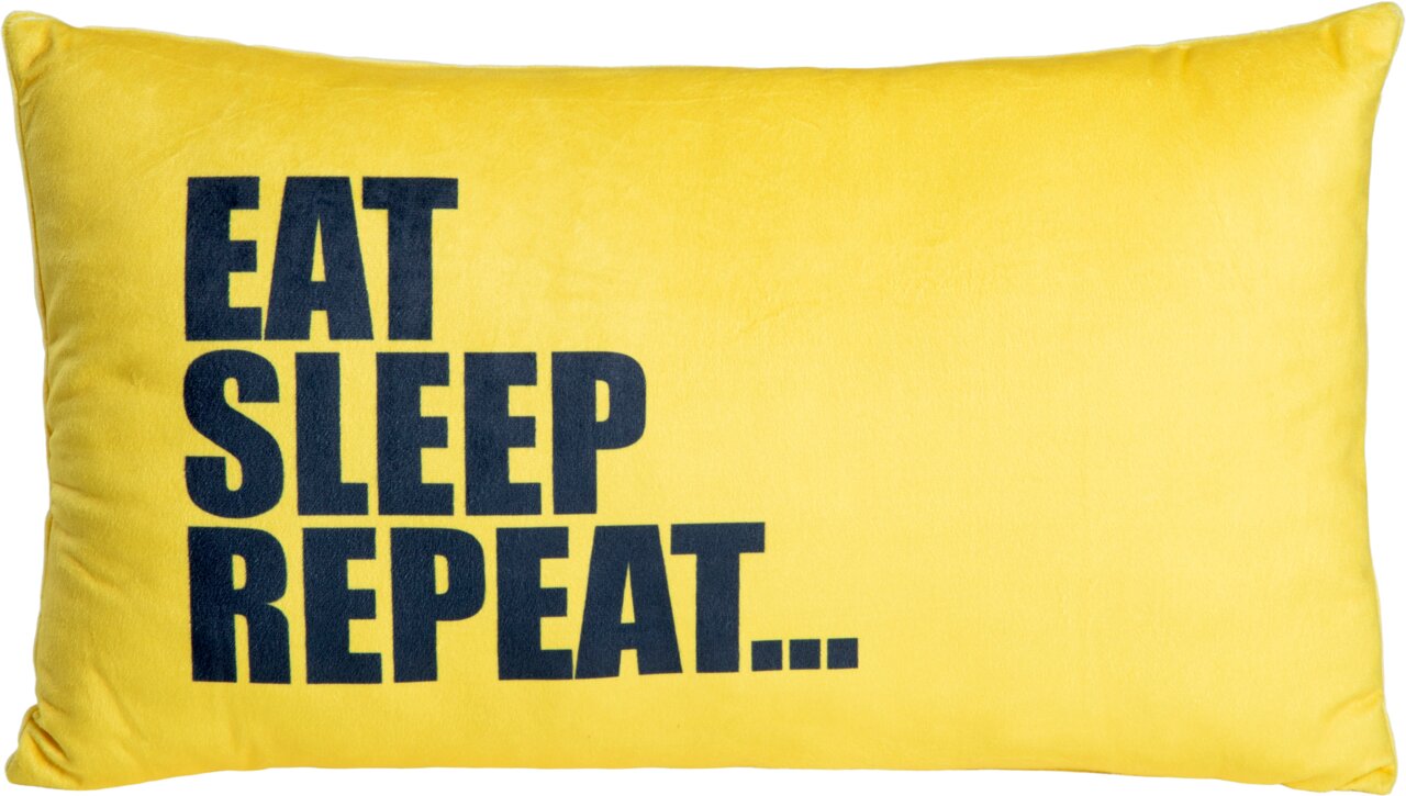 Gelbes Dekokissen mit schwarzem Aufdruck 'EAT SLEEP REPEAT...' in Frontalansicht