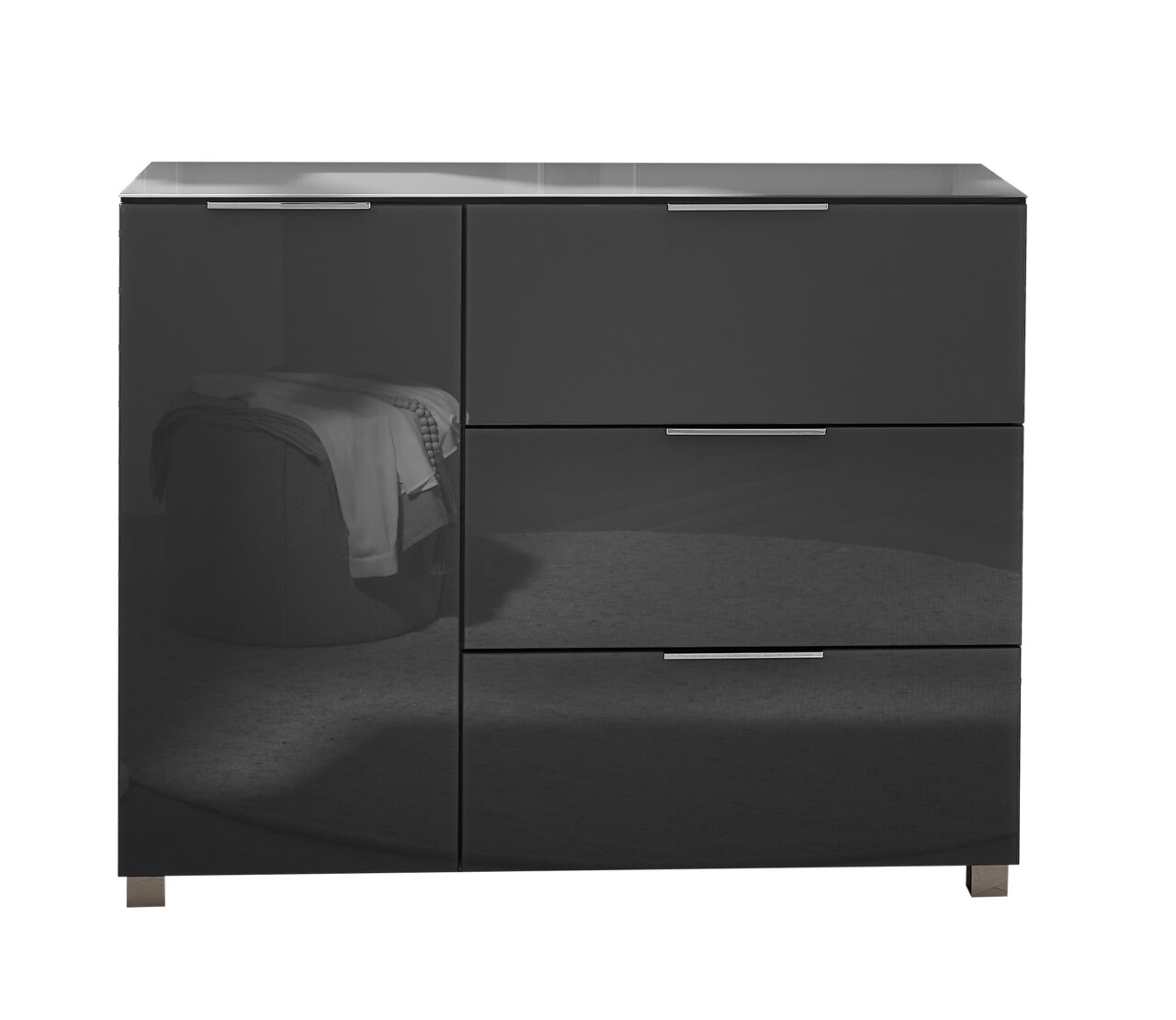 Moderne, zwarte commode met hoogglansafwerking en drie lades, gefotografeerd vanaf de voorkant.
