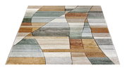 Moderner Teppich in Pastellfarben mit geometrischem Muster, aus der Vogelperspektive fotografiert.