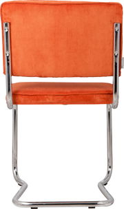 Rückansicht eines orangefarbenen Stuhls mit Metallgestell und geripptem Stoffbezug.