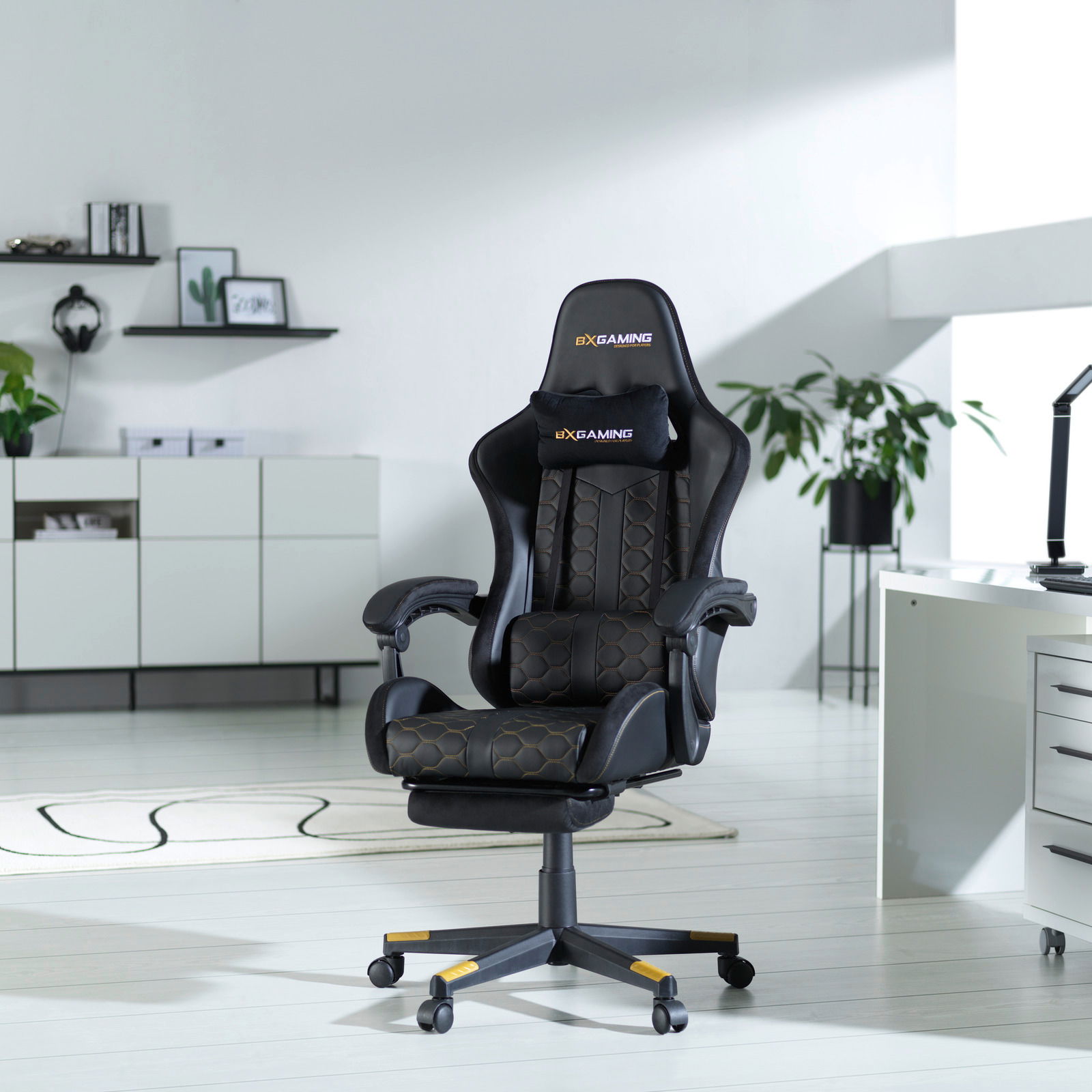 Schwarzer Gaming-Stuhl mit ergonomischem Design und gepolsterten Armlehnen, frontal in einem modernen Büro gezeigt.