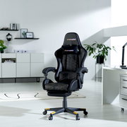 Schwarzer Gaming-Stuhl mit ergonomischem Design und gepolsterten Armlehnen, frontal in einem modernen Büro gezeigt.