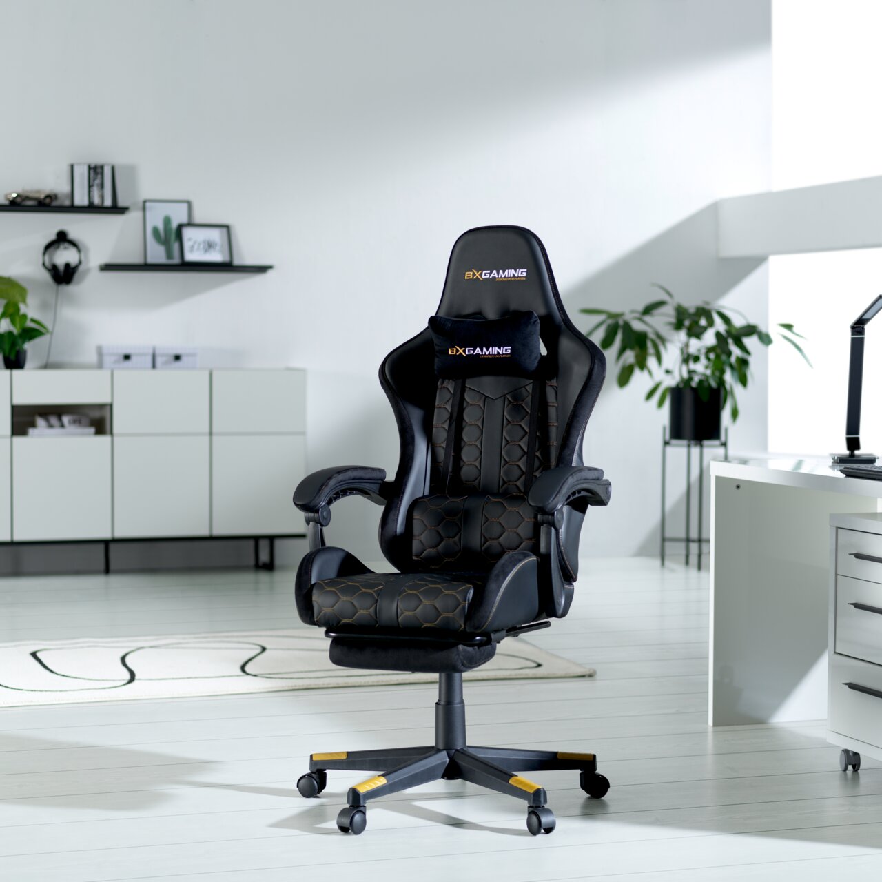 Zwarte gamingstoel met ergonomisch ontwerp en beklede armleuningen, hier te zien in een modern kantoor.