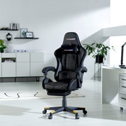 Zwarte gamingstoel met ergonomisch ontwerp en beklede armleuningen, hier te zien in een modern kantoor.