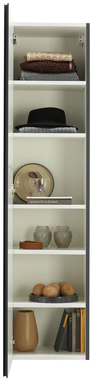 Offener Garderobenschrank mit mehreren Regalböden, gefüllt mit Kleidung, Hut, Geschirr, Dekorationsartikeln und Büchern, frontal betrachtet.