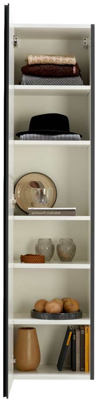 Moderano Garderobenschrank LECCO PLUS Offener Garderobenschrank mit mehreren Regalböden, gefüllt mit Kleidung, Hut, Geschirr, Dekorationsartikeln und Büchern, frontal betrachtet.