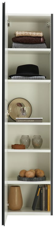 Offener Garderobenschrank mit mehreren Regalböden, gefüllt mit Kleidung, Hut, Geschirr, Dekorationsartikeln und Büchern, frontal betrachtet.