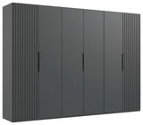 Sechstüriger Drehtürenschrank in dunklem Grau mit vertikalen Griffen und seitlichen Rillen, Frontalansicht.