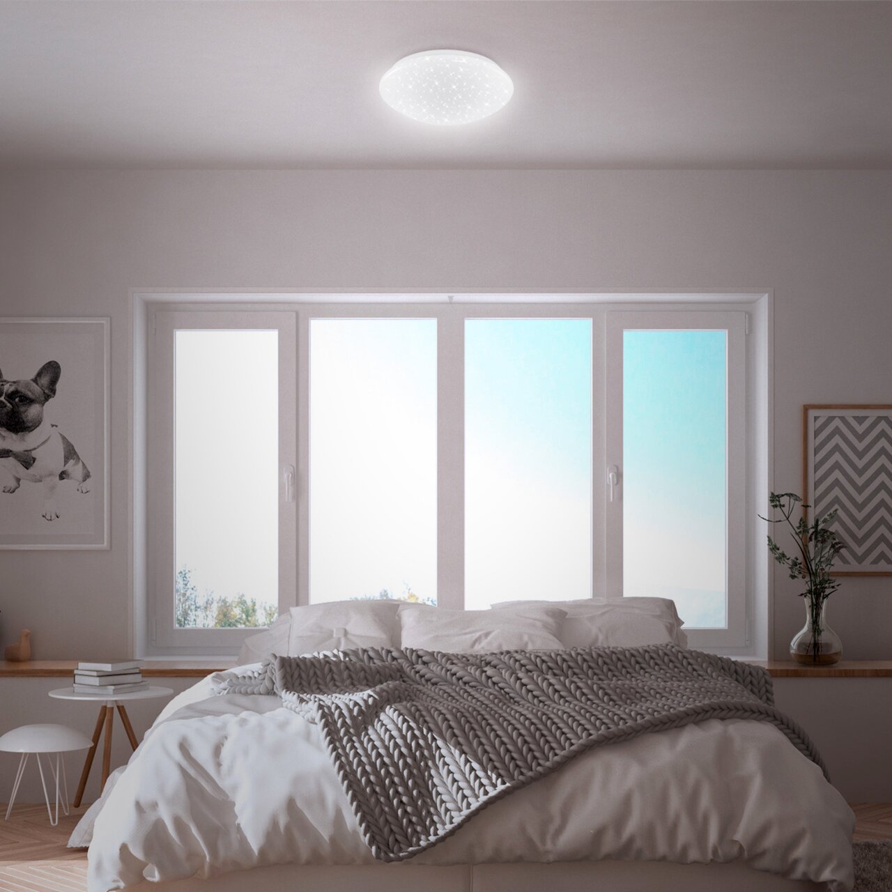 LED-Deckenleuchte aus Kunststoff in einem modernen Schlafzimmer, von unten betrachtet.