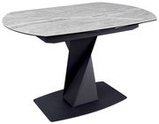 Moderner Esstisch mit grauer Marmoroptik-Tischplatte und schwarzem, geometrischem Sockel, seitliche Perspektive