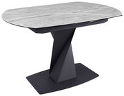 Moderner Esstisch mit grauer Marmoroptik-Tischplatte und schwarzem, geometrischem Sockel, seitliche Perspektive