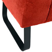 Nahaufnahme einer roten 2,5er-Sitzbank mit schwarzem Metallfuß, seitliche Perspektive