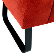 Nahaufnahme einer roten 2,5er-Sitzbank mit schwarzem Metallfuß, seitliche Perspektive