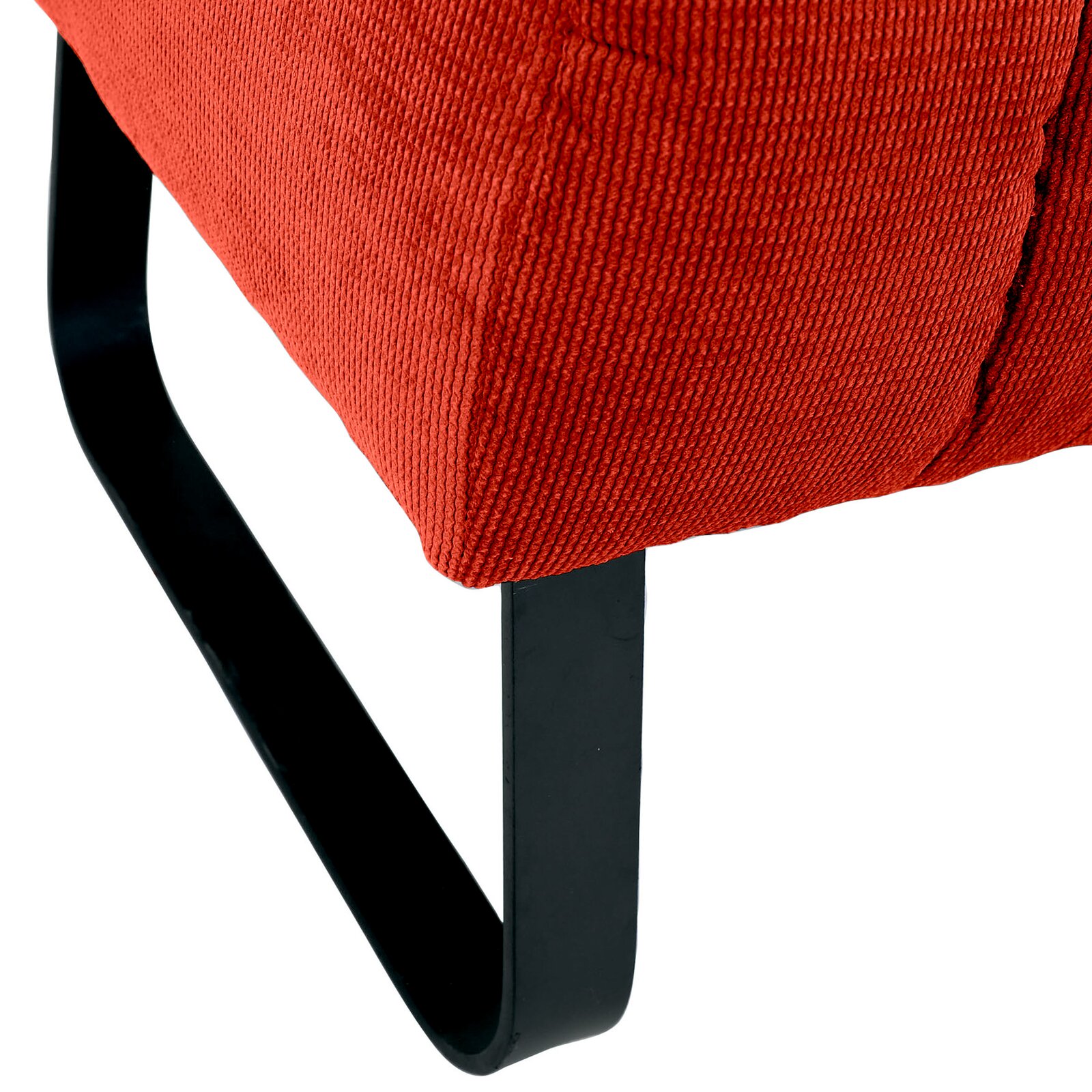 Nahaufnahme einer roten 2,5er-Sitzbank mit schwarzem Metallfuß, seitliche Perspektive