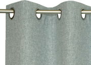 Grauer Ösenschal aus Stoff, Nahaufnahme von oben mit Metallösen auf einer Gardinenstange.