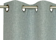 Grauer Ösenschal aus Stoff, Nahaufnahme von oben mit Metallösen auf einer Gardinenstange.