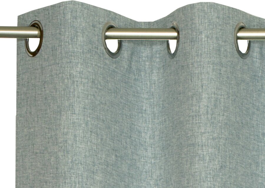 Grauer Ösenschal aus Stoff, Nahaufnahme von oben mit Metallösen auf einer Gardinenstange.